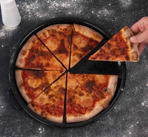 plaque à pizza four